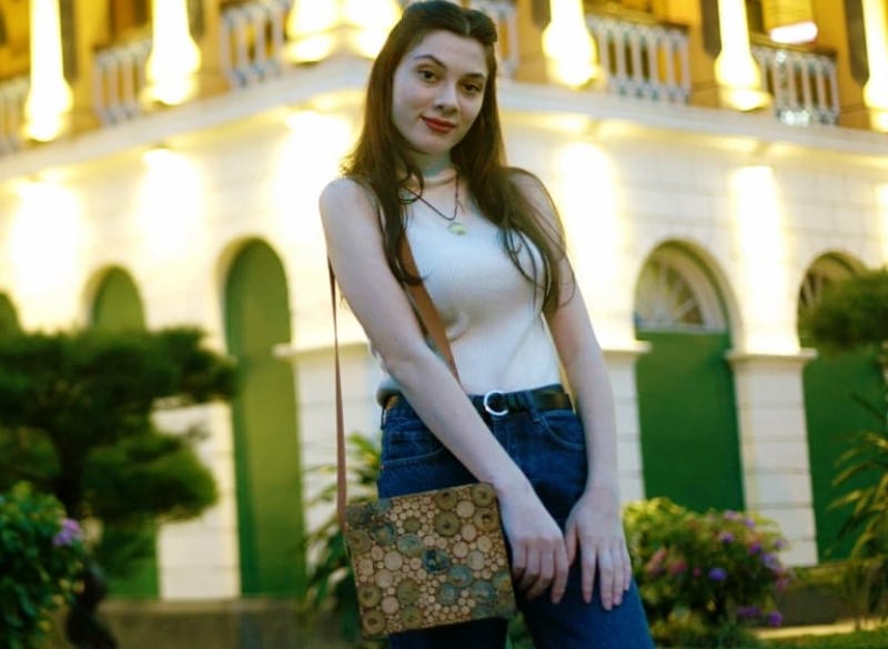 Di Tangan Akhyar, Limbah Ranting Kayu Disulap Jadi Tas Selempang Cantik 